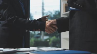 Ofisteki işadamı el sıkışıyor, iş kavramı