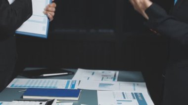 İş adamları el sıkışıyor.