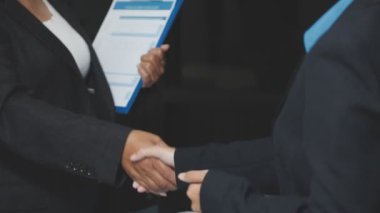 İş Adamları Tokalaşıyor