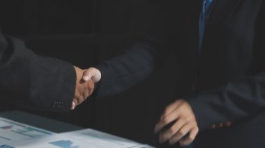 İş adamları iş anlaşmasından sonra el sıkışıyor