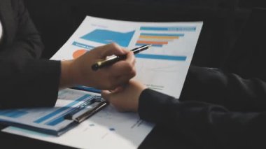 Defterde yazan iş adamı.