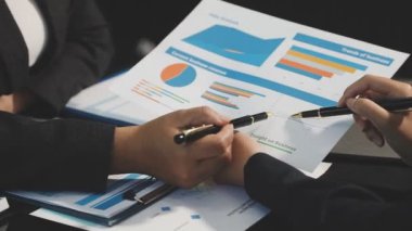 tartışırken iş adamları ve beyin fırtınası