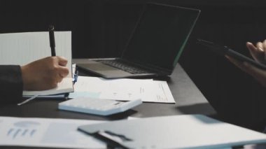 Verileri hesaplamak ve mali plan, iş ve finans kavramlarını hesaplamak için hesap makinesi kullanan iş kadını.