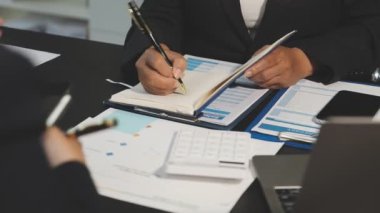 Modern ofiste dizüstü bilgisayarda çalışan iş adamları