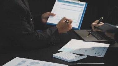 Ofiste çalışan iş adamları