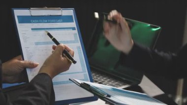 İşadamı kağıda yazıyor.