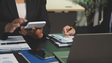 İş adamları işi tartışıyor ve planlıyorlar..