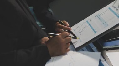 İşadamı tablet ve hesap makinesiyle finansal tabloları analiz ediyor