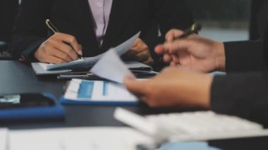 İş adamları ve iş kadınları ofiste çalışıyor ve mali raporları tartışıyorlar. iş konsepti