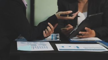 İş ekibi ofiste yeni bir proje üzerinde çalışıyor..