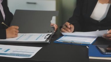 Modern ofiste çalışan iş kadını ve erkek. iş adamları