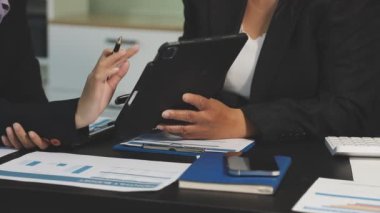 Genç iş kadını ofiste.