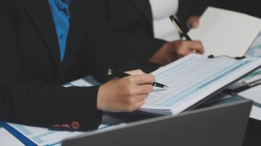 İş yerindeki belgelerle çalışan iş adamları