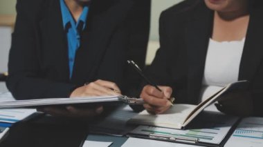 İş kadını ofiste dizüstü bilgisayarla çalışıyor..