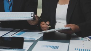 Ekonomik raporları ve finansal tabloları tartışan iş ekibi