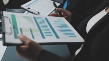 İş adamları mali planı tartışıyor