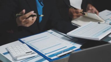 Ofiste çalışan iş adamı.