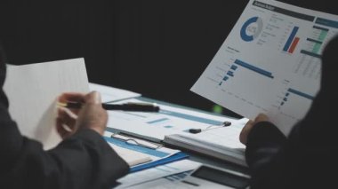 Ofisteki bilgisayar ekranında grafiği analiz eden işadamı