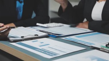 Bir grup iş adamı beyin fırtınası yapıyor ve ofiste buluşuyorlar.