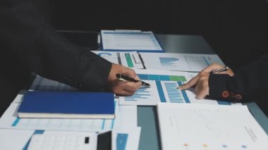 Toplantıda belgelerle çalışan iş adamları