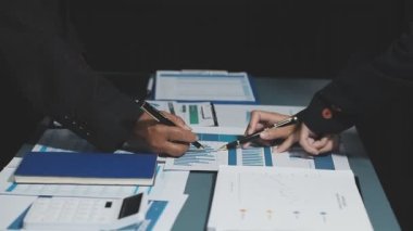 bir grup iş adamı ofiste, iş ve takım çalışması konseptinde bir araya geliyor.