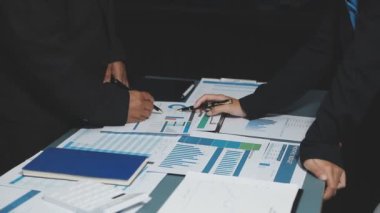 İş adamları konferans odasında toplanıyor..