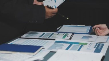 Ofisteki mali grafikleri ve grafikleri analiz eden iş adamı