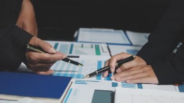 İş adamları birlikte çalışıyor.