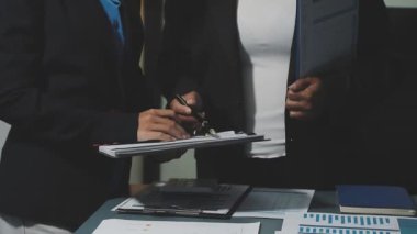 İş adamları buluşuyor, beyin fırtınası yapıyor.