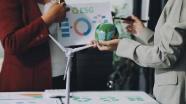 Dünya 'yı rüzgar türbiniyle tutan iş adamı