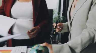 Kapat. İş adamı elinde bir uçakla bir dünya tutuyor. iş
