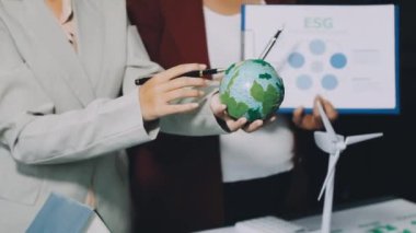 Elinde bir küre tutan iş adamı yeni bir iş planı gösteriyor..