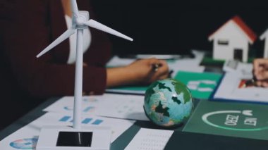 Ofiste çalışan iş adamları, dünyayı kurtarma kavramı..