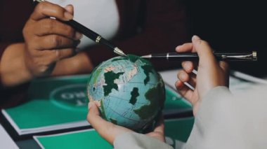 Dünya haritası tahtada, iş kavramı küresel ısınmada