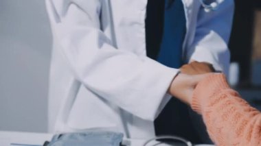 Doktor ve hasta elleri hastane bölümünde.