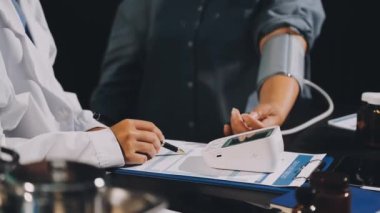 Hastane ofisinde çalışan bir tıp doktoru..