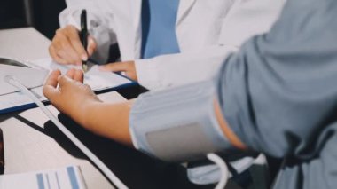 Doktor hastanede hasta elini tutarak