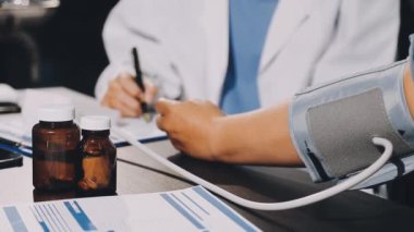 Doktor steteskop tutuyor ve hasta hastanede.
