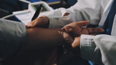 Doktor ve hasta hastanede..