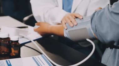Yakın çekim - hastanede doktor eli hapları tutarken.