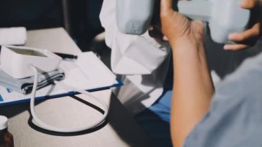 Yakın plan - steteskop ve hasta tutan kadın doktor