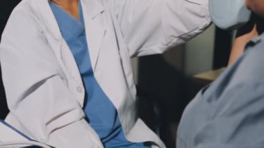 Üniformalı doktor klinikte steteskoplu hasta üzerinde çalışıyor. Sağlık hizmeti konsepti. Tıbbi servis konsepti. ilaç.