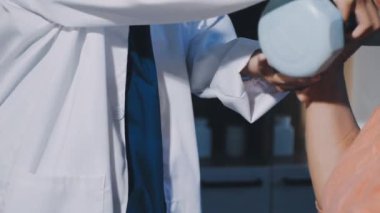 Doktor elinde tıbbi ölçer tutuyor.