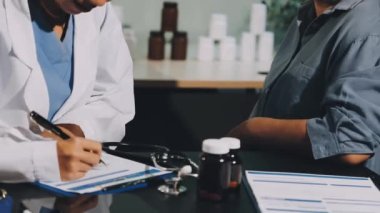 Doktor hastanenin hastası reçete verilmesi