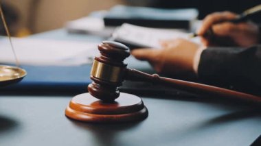 Adalet, hukuk konsepti, Yargıç vel ve avukatın ofiste çalışması. Hukuk ve adalet kavramı