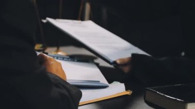 İşadamı kağıda yazıyor.