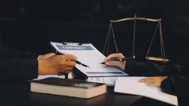 Avukat ya da hakim tokmak ve müvekkil mahkeme masasında tahtadan belgeleri olan