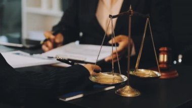 Masada pullar ve tokmakla çalışan bir avukat..