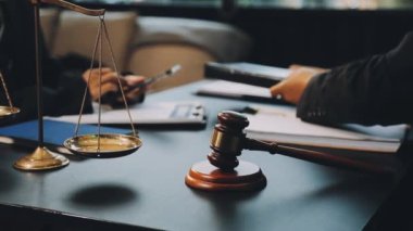 Hakim tokmak, avukat, hukuki danışmanlık ve adalet kavramı.