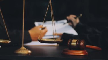 Hukuki belgeler, hukuk ve adalet kavramı ile birlikte çalışan avukat.